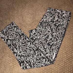 BLACK AND WHITE PATTERN NIKE CROP LEGGINGS